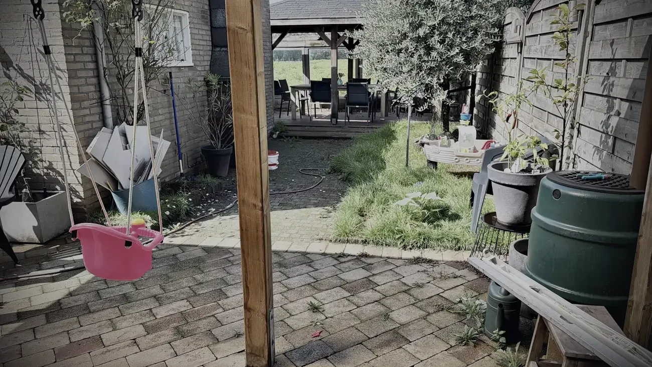 De achtertuin in Hoeven, met het terras en de schommel