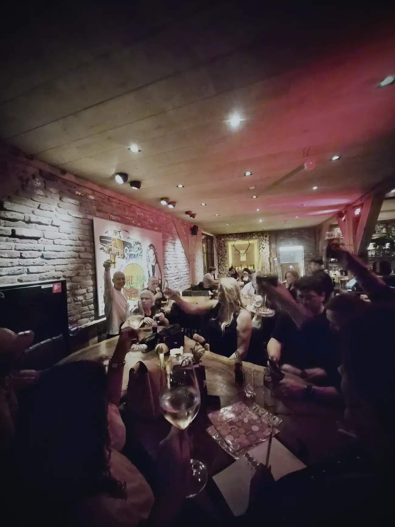 De zaal vol mensen bij binnenkomst