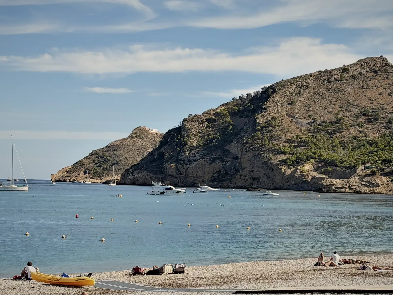 De baai van Albir met de bootjes voor de kust