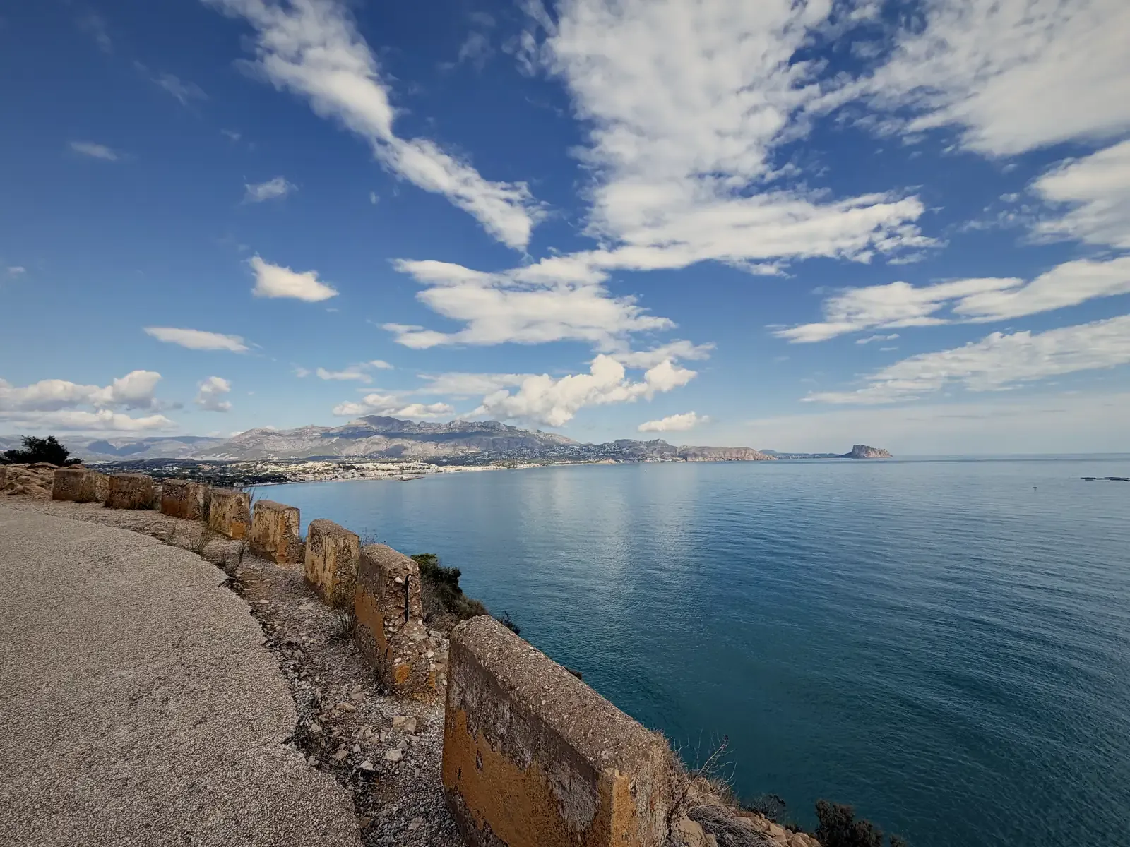 De baai van Altea vanaf het pad naar de vuurtoren van Albir