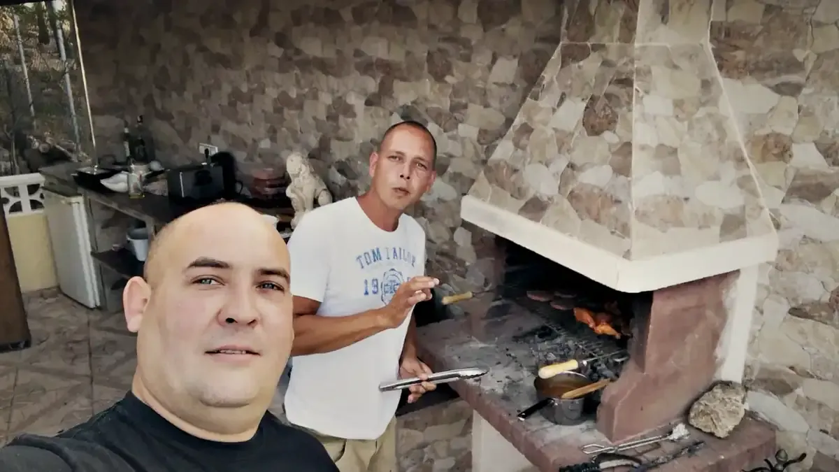 Pat en Wesley bij de buitenkeuken in Spanje