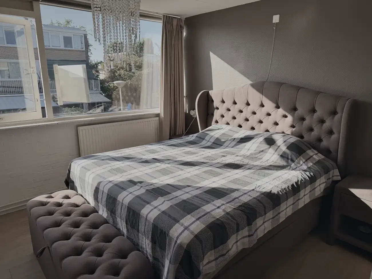 Het bed nog in elkaar in de slaapkamer, met het grote hoofdbord