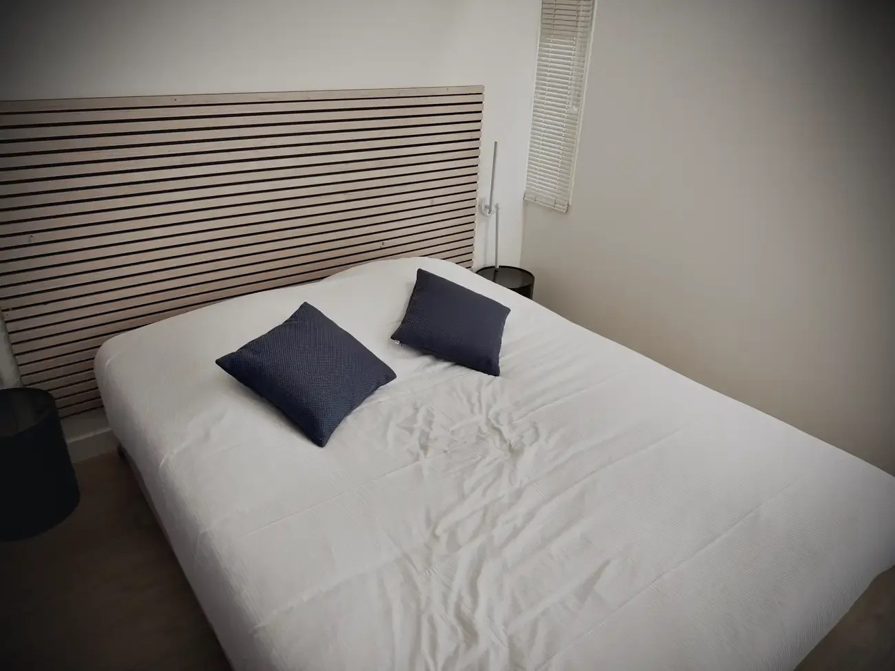 Het bed in het motel in Tournus