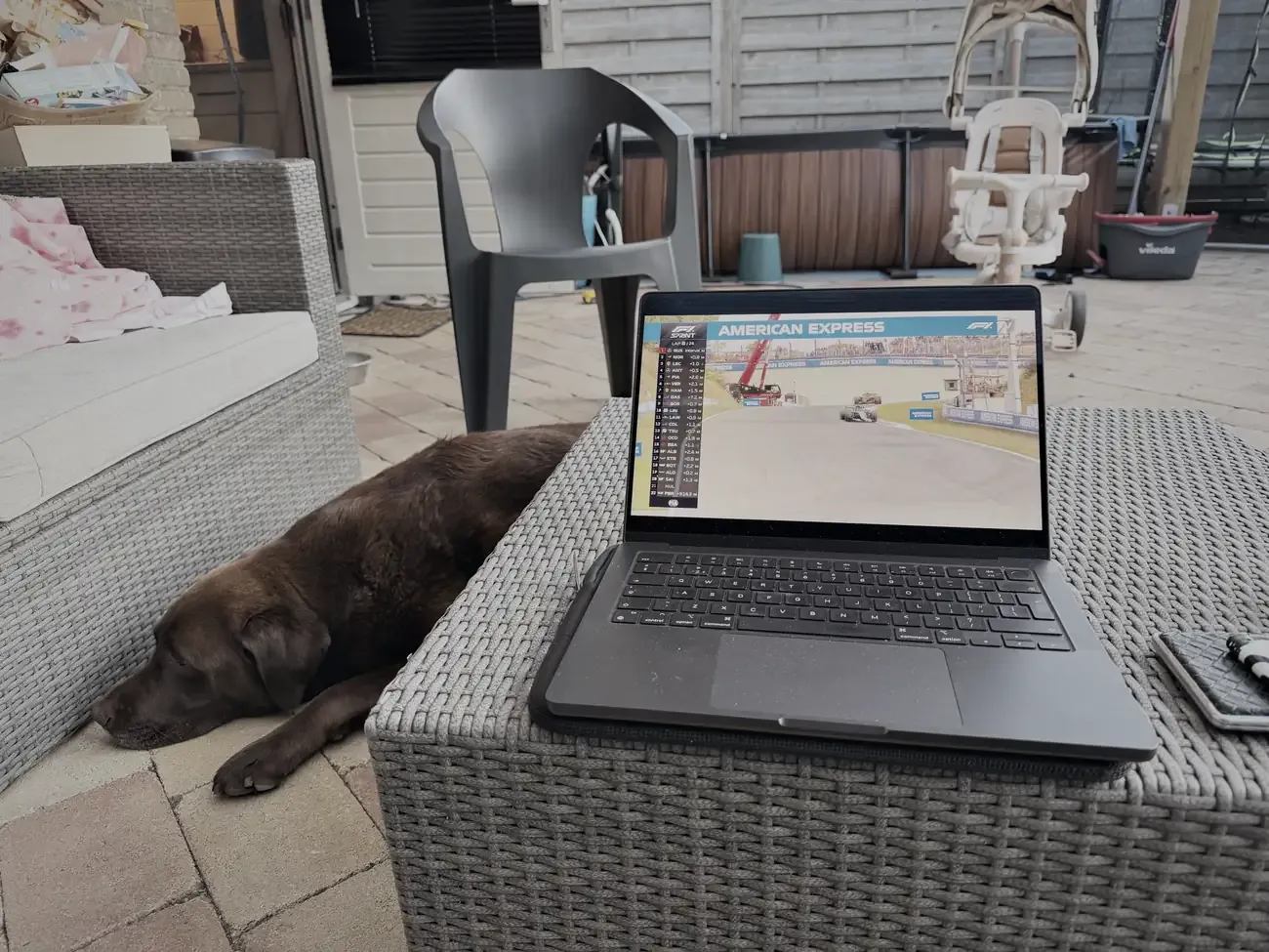 De kwalificatie op de laptop, buiten, met Mo ernaast