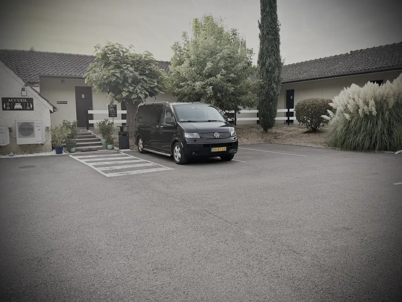 De bus geparkeerd bij het motel in Tournus, in de avondzon