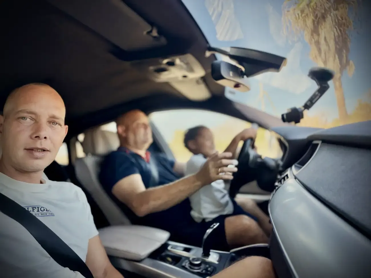 In de auto onderweg, met twee mensen op de voorstoelen onherkenbaar gemaakt