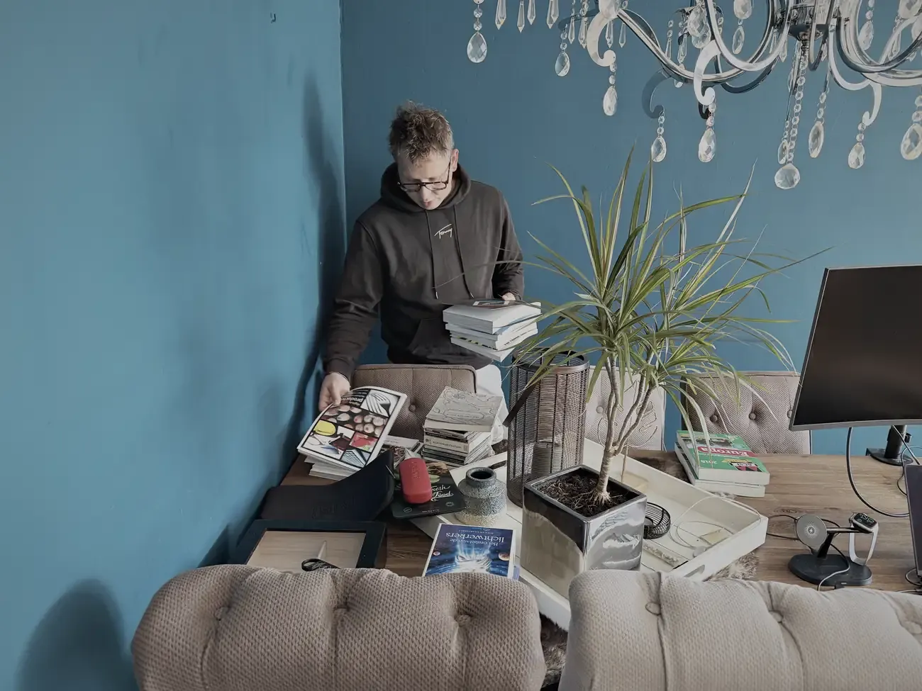 Jeff zoekt aan tafel een stapel boeken uit