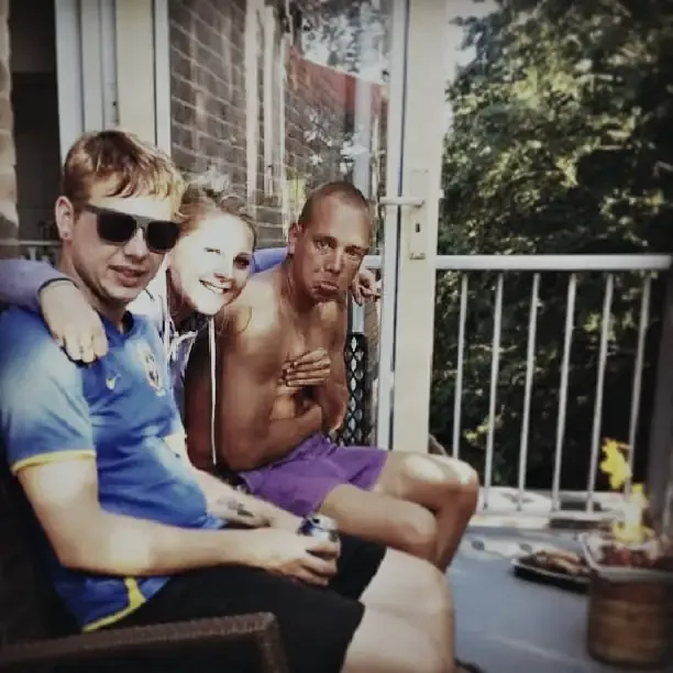 Wesley met zijn broertje en zusje op het balkon