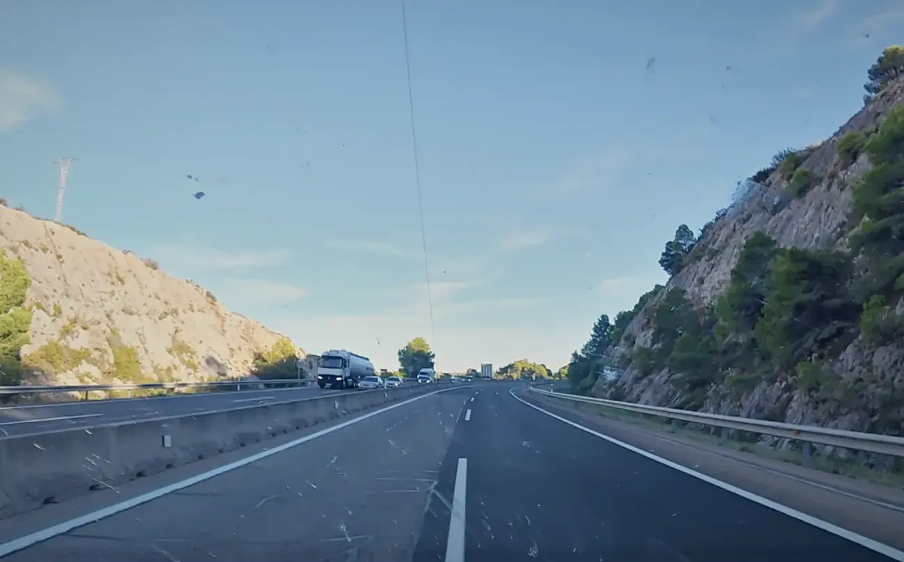 Lege snelweg tussen droge rotswanden, ergens na Valencia