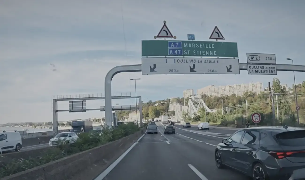 De A7 dwars door Lyon, met de borden naar Marseille en Saint-Etienne boven de weg