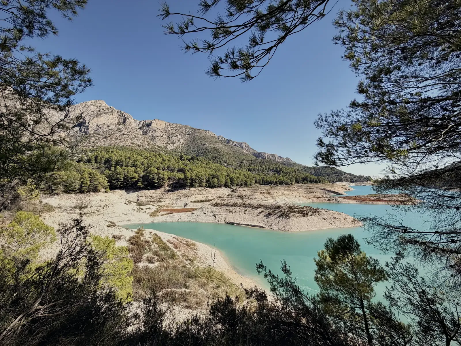 Het stuwmeer van Guadalest, turquoise tussen de kale oevers