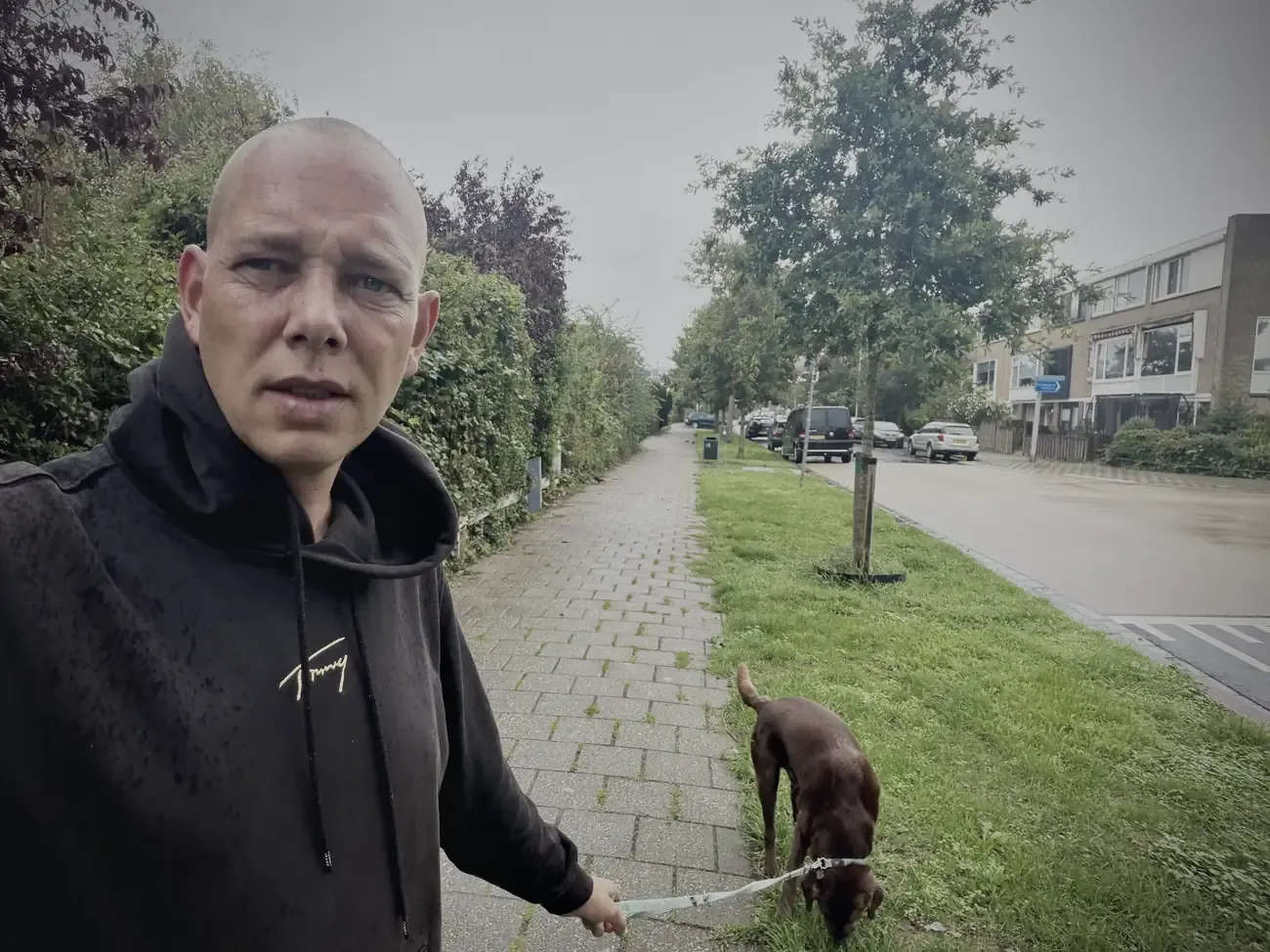 Wesley en Mo op het natte trottoir tijdens het rondje