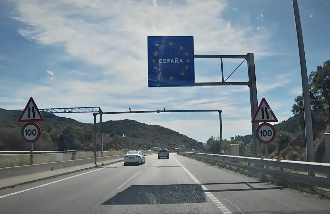 Het ESPANA-bord boven de snelweg bij de Spaanse grens