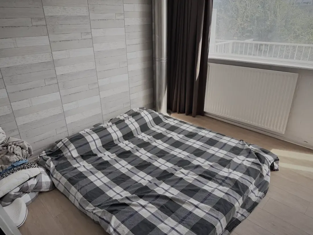 De topper op de grond in de werkkamer, nu tijdelijke slaapkamer