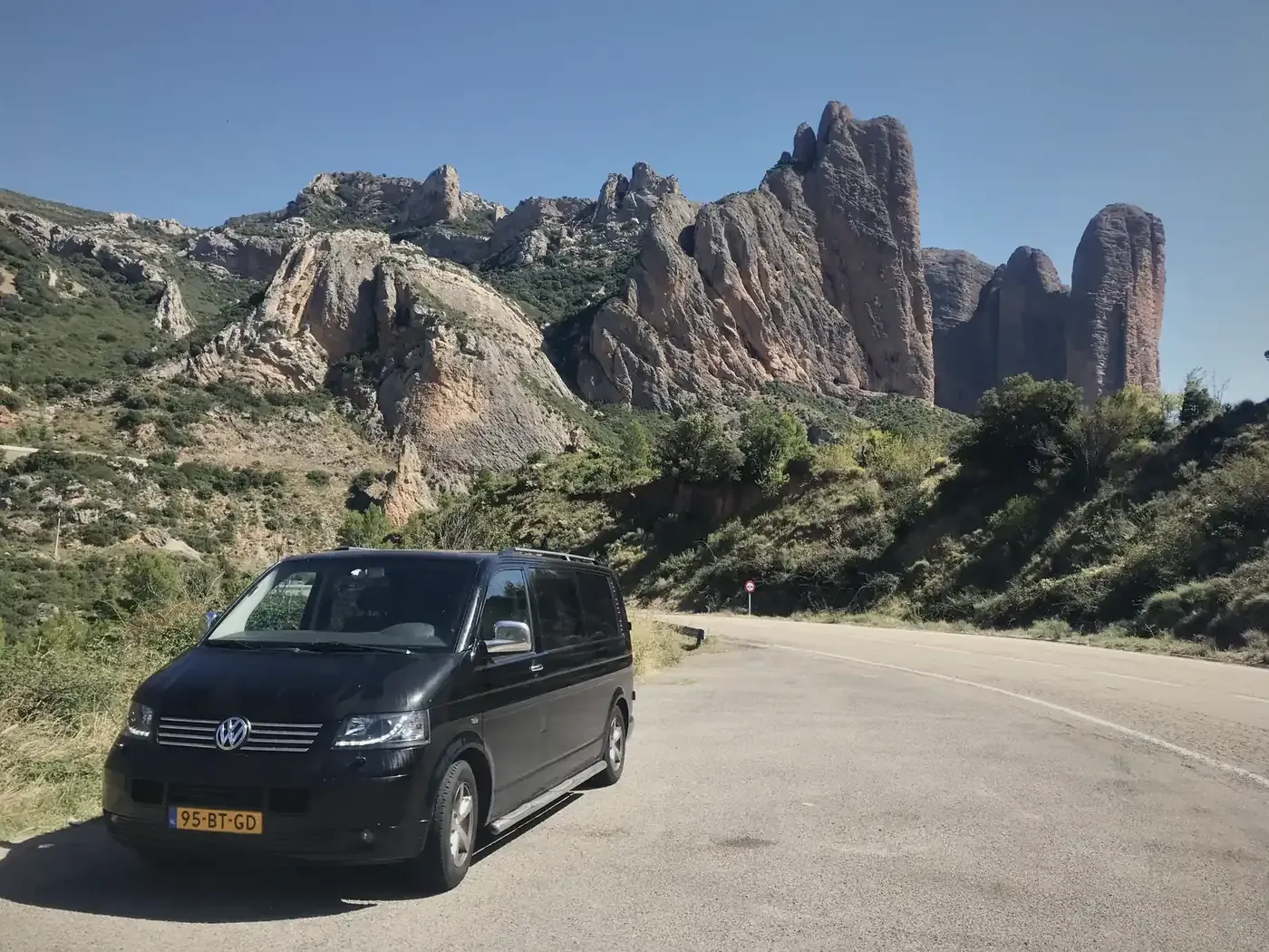 De VW Transporter langs de weg bij de bergen in Spanje
