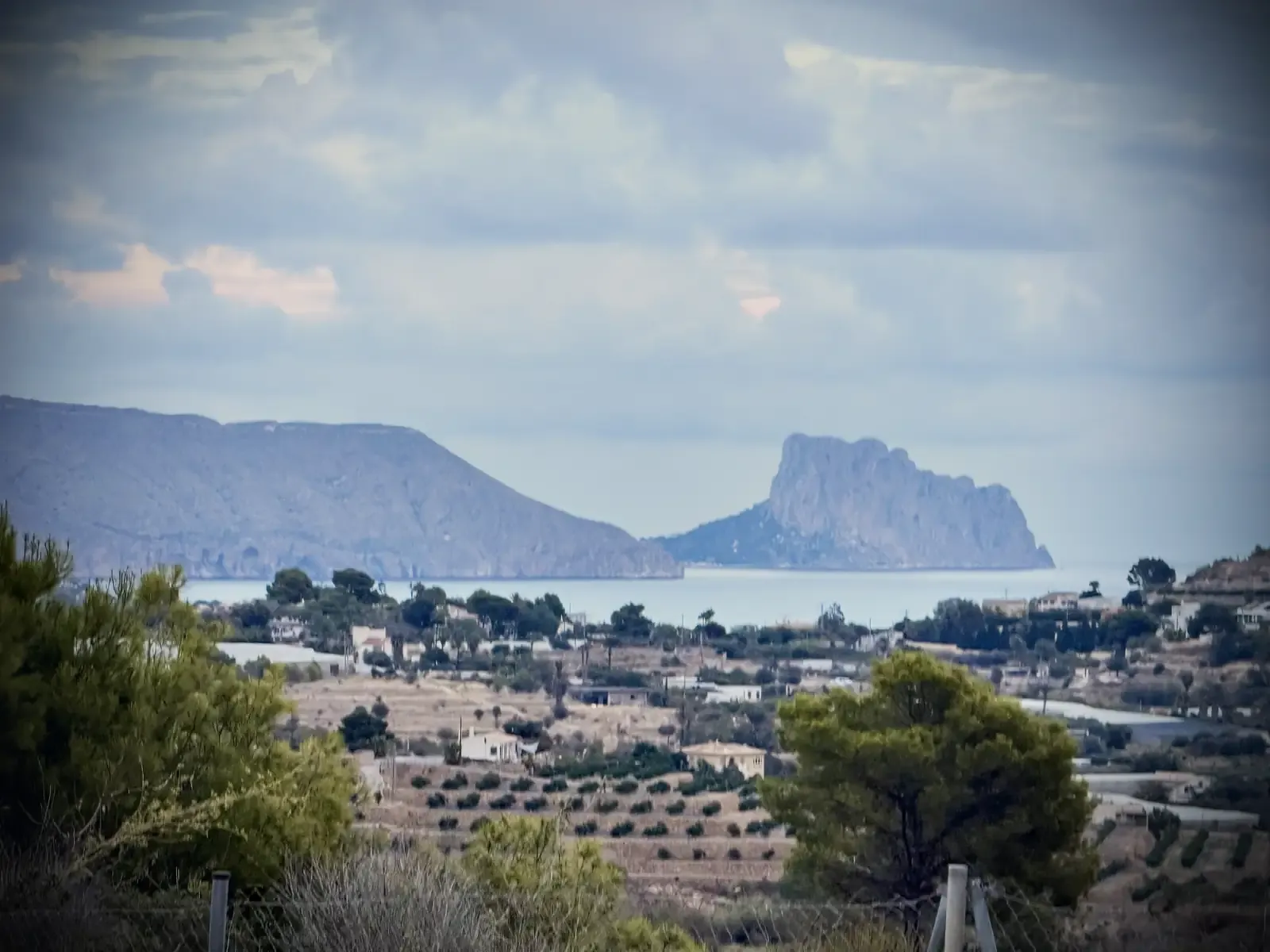 De Peñón bij Calpe vanaf de heuvels, bij zonsondergang