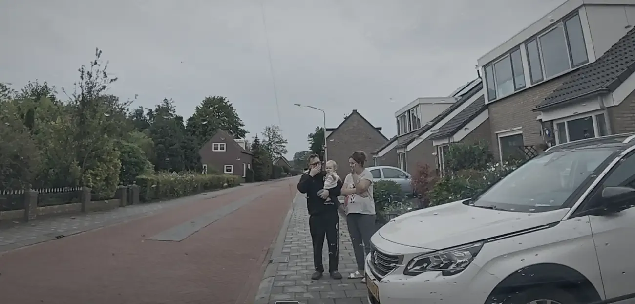 Jeff, Anouk en Sara zwaaien uit op straat in Hoeven